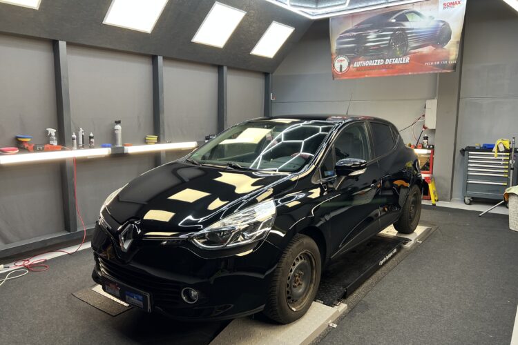 Renault Clio, metallic schwarz, Basisaufbereitung